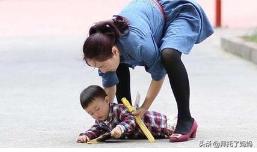 宝宝腿部弯曲不正常图片,宝宝腿畸形是因为什么