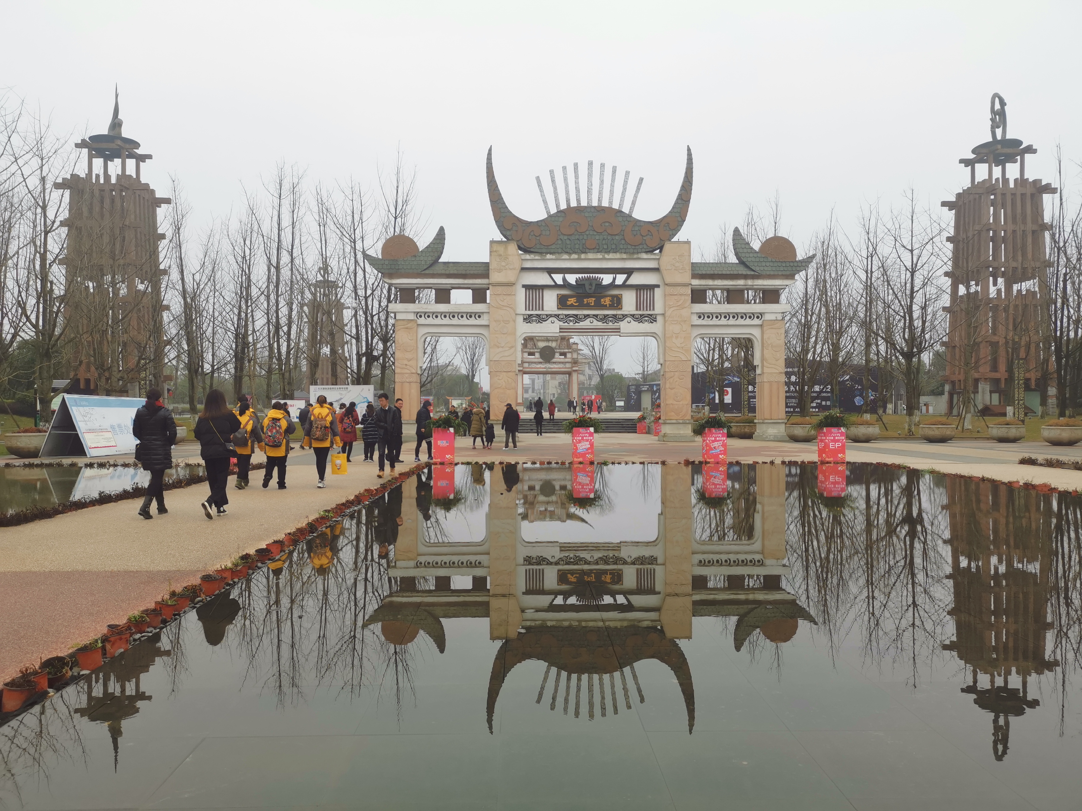 云岩万达广场开业,又见人从众