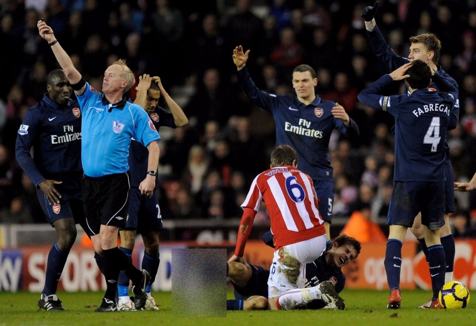 盘点那些看着都痛的合集,看着都疼足坛中的暴力犯规