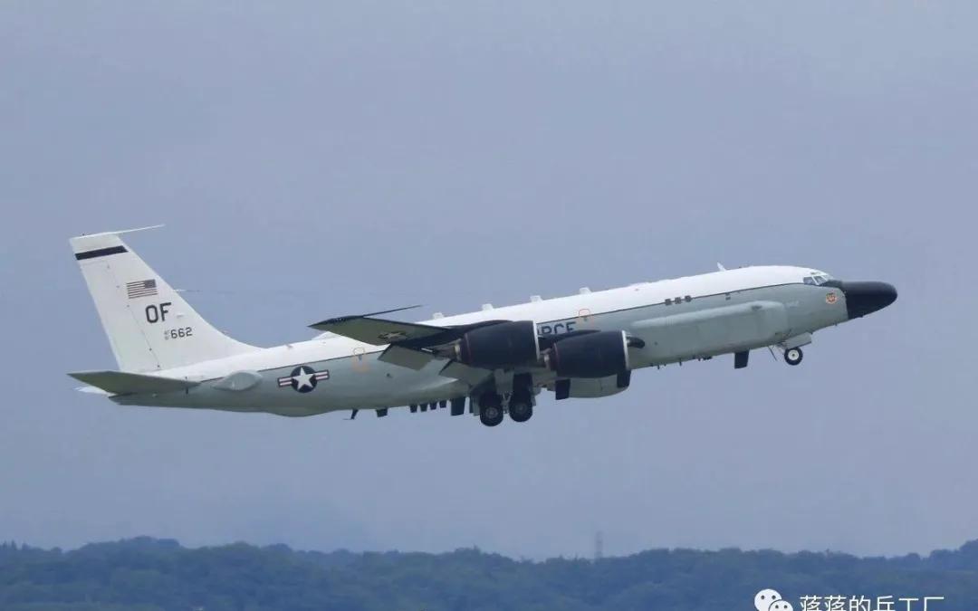 美国空军rc-135起飞,rc135s导弹侦察机背部鼓包