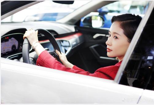 王子文时尚周刊大秀身材，展现不一样的自我，成为时尚的代名词！