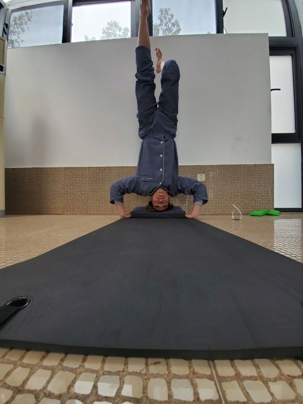 陈学冬车祸腿部受伤,陈学冬脖子扭伤视频