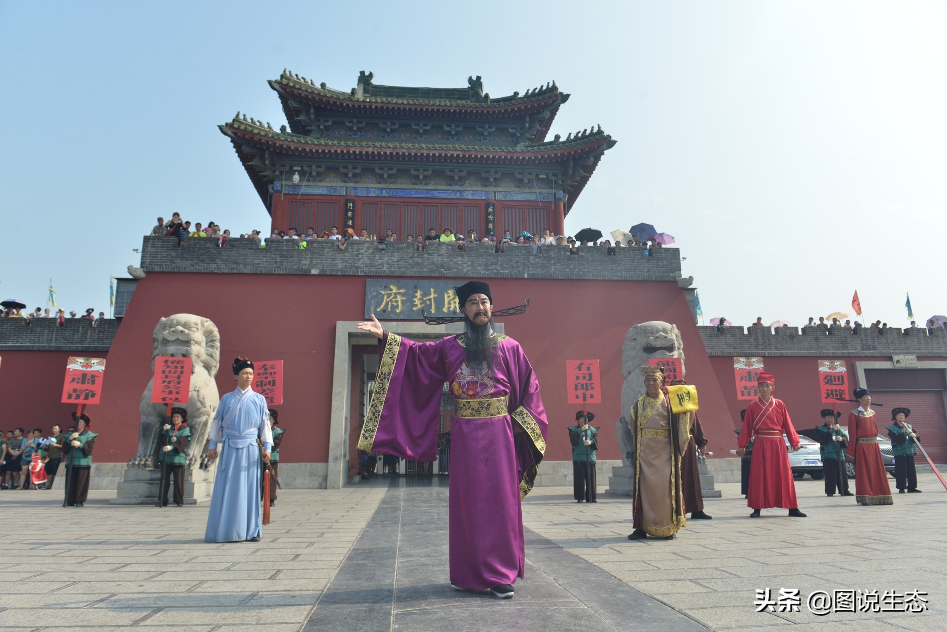 华灯初上，开封香飘夜空，叫卖声、欢笑声构成夜市版的清明上河图