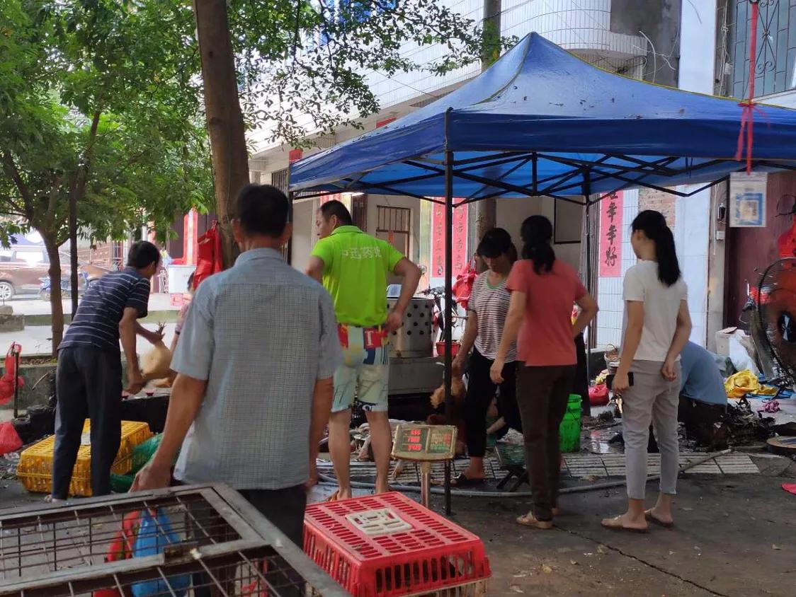 中秋节的福成街头，马路上挤满人的氛围才叫过节！