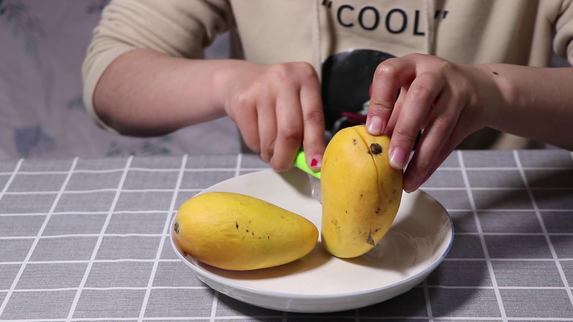 切芒果的正确方法和技巧,切芒果小妙招不用刀