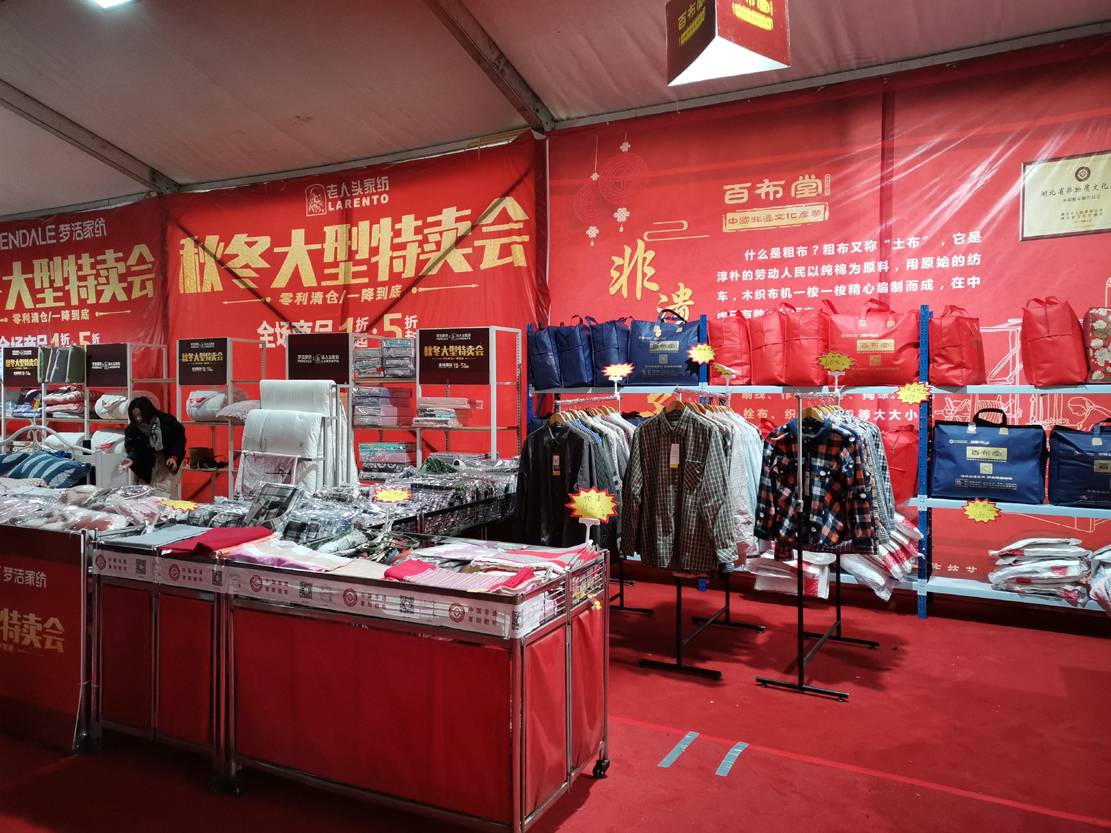 大批武汉市民汉口北体验万种品牌团购，抢特惠品牌服装、品美食