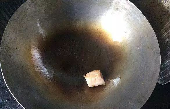 锅糊了满屋油烟怎么办,不粘锅菜锅烧糊了怎么办