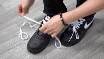 权志龙小雏菊反系鞋带绑法教学,权志龙反着系鞋带