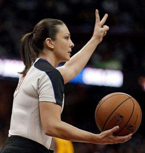 NBA美女裁判场上遇“尴尬”,黑人球员摸错部位,詹姆斯点名称赞