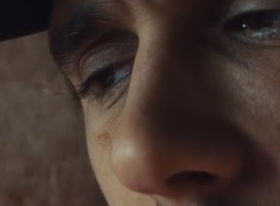 又渴又疼!手臂被石头卡住五天五夜?这部电影告诉你如何断臂求生