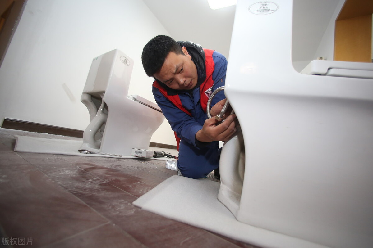 买马桶在线上买还是在实体店买好,卖马桶店