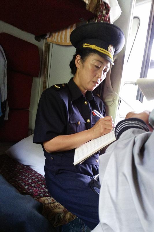 一趟国际列车,靠在北京站,朝鲜乘务员带货忙