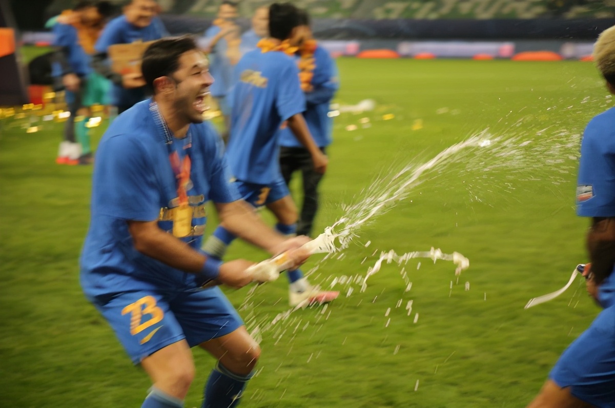 青岛啤酒体验,青岛啤酒为球迷带来极致快乐体验