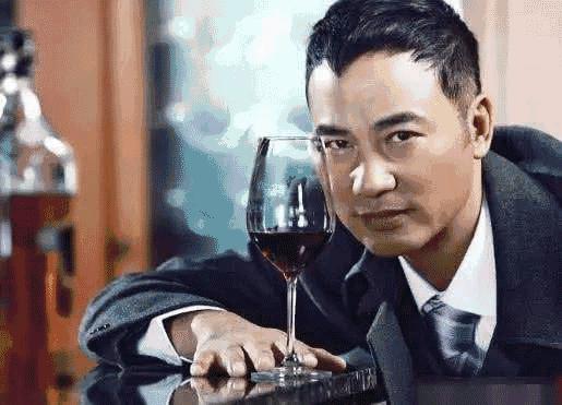 昔日影帝如今沦落为小鲜肉作陪,昔日影帝沦落街头