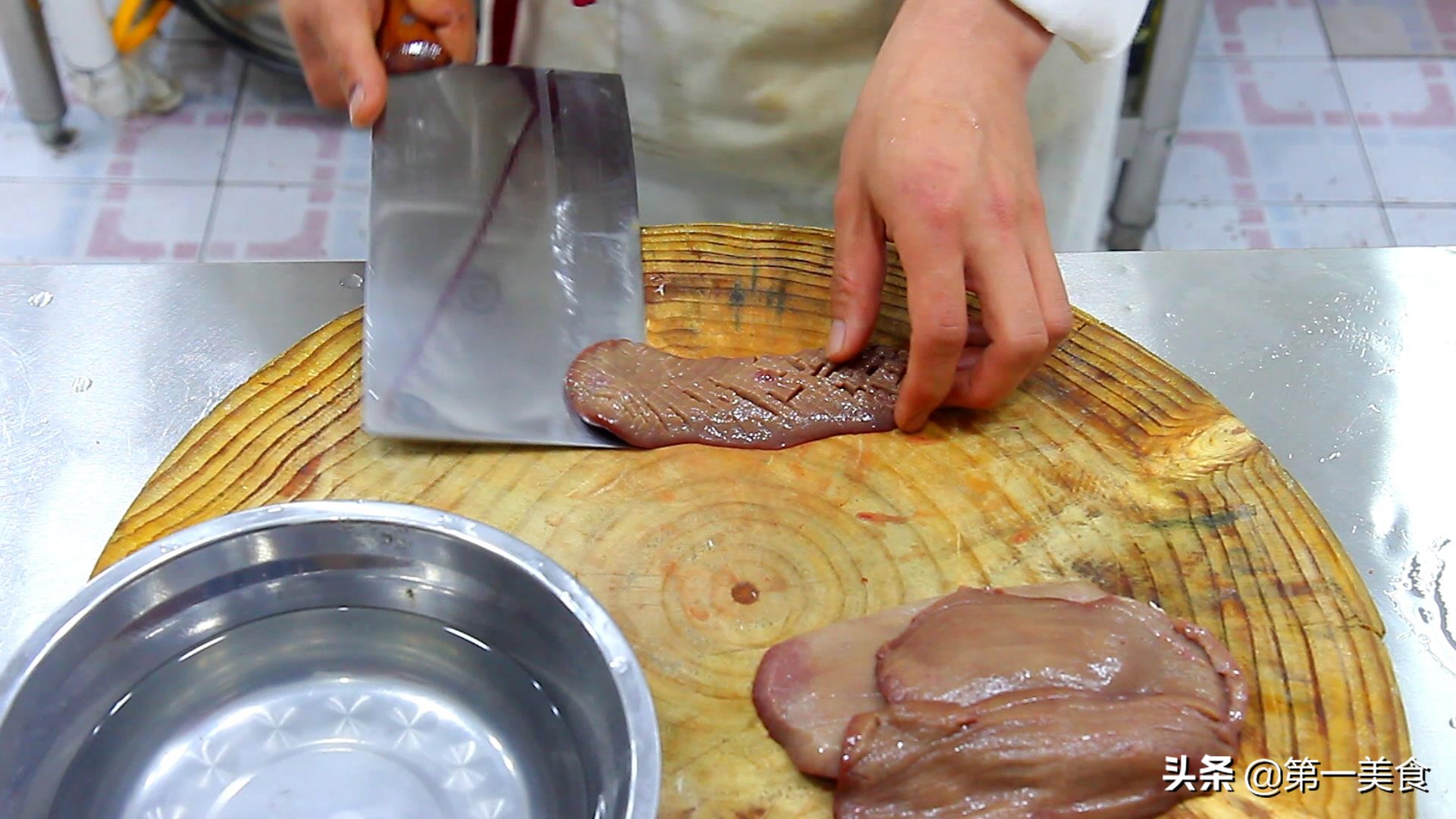 厨师长炒的腰花鲜嫩不老，原来是有窍门，不单单是30秒爆炒出锅