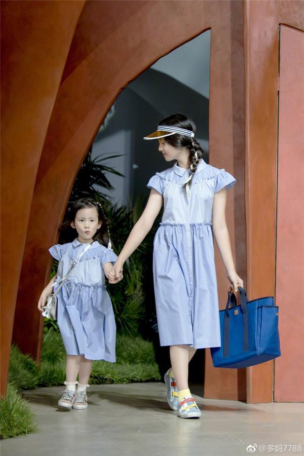 孙莉晒大女儿画作,多多和孙莉的画