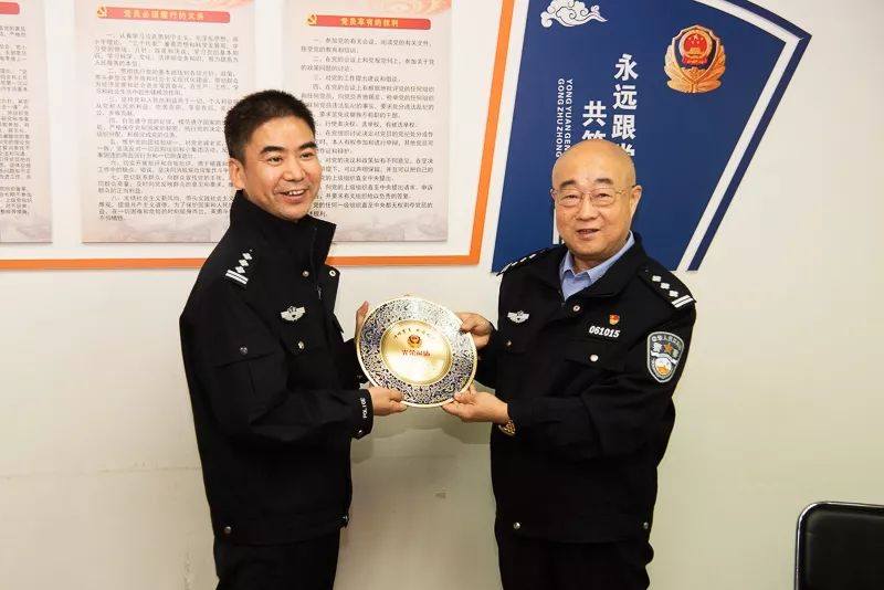 她在办公桌上放倒计时牌，只因不忍离别