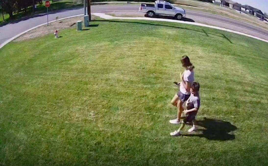 有人踩踏草坪怎么解决,有人在踩踏草坪解决办法