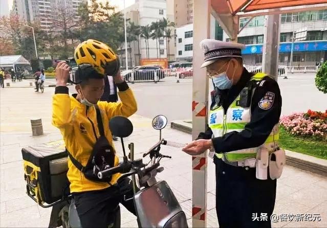 禁摩城市外卖小哥骑摩托车,东莞禁摩禁电快递外卖怎么送
