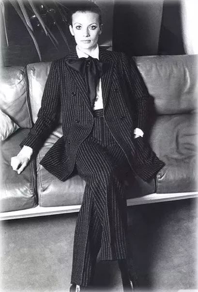 那个卖口红的YSL,教会女孩不色情的穿黑*袜丝**