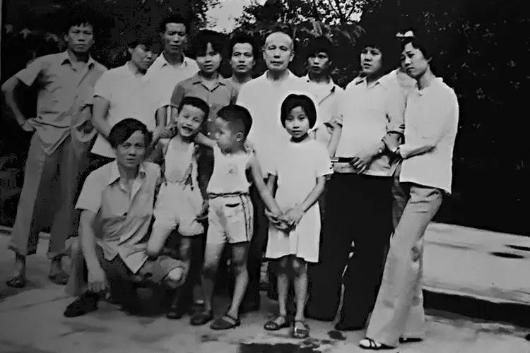 一个30几平小店一天卖多少碗粉,粉面馆一天卖多少才能年收入30万