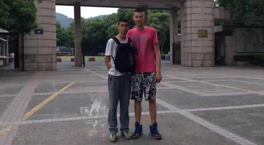 曾和黎伊扬对飙！1米93控卫！又帅又能打！独砍33分打爆浙大