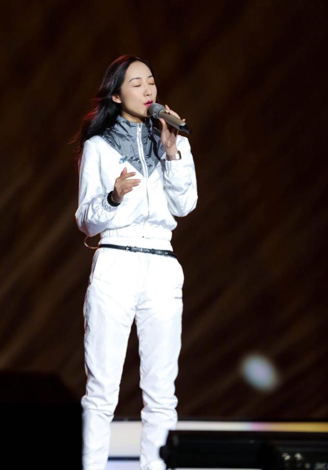 韩雪同款小白鞋,韩雪好气质