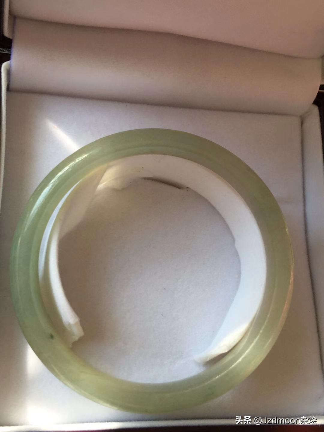 纯净无杂质的玉手镯,纯净如水的翡翠