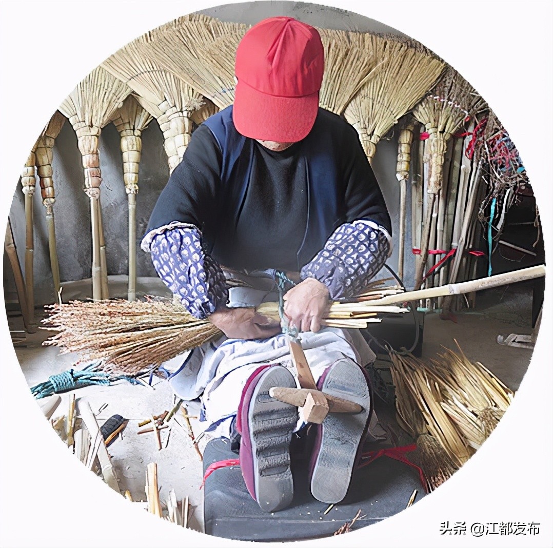 15道工序扎一把笤帚！江都水乡小纪镇，这对老夫妇53年“艺不离手”