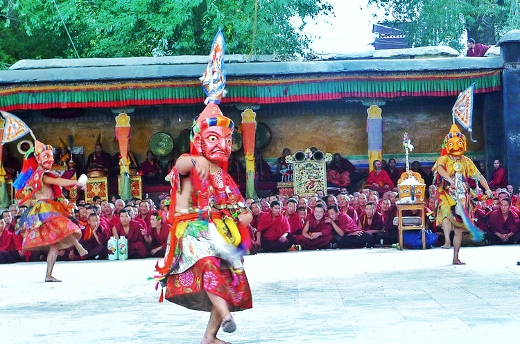 藏区遍地乱要钱？其实助人为乐更多，扎什伦布寺常做善事