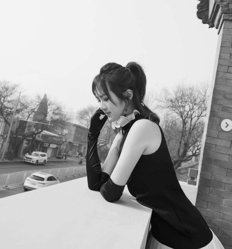 华为小公主和洪晃隔空撞衫，一个秀豪宅外的雪山，一个豪宅里遛狗