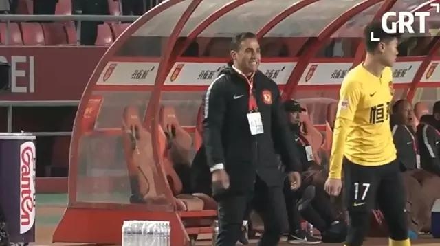 恨铁不成钢！卡纳瓦罗怒踢杨立瑜屁股：拿球总回传，这球没法踢了