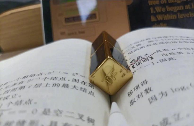 tf口红被用成月牙形状,tf口红是真是假