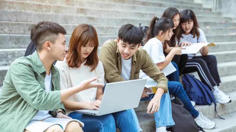 高中生被嘲笑内心不舒服怎么办,高中生被孤立心理辅导案例