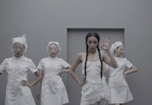 李佳琪堂妹刘柏辛，一身牛仔连体搭白色板鞋，尽显说唱歌手酷帅风