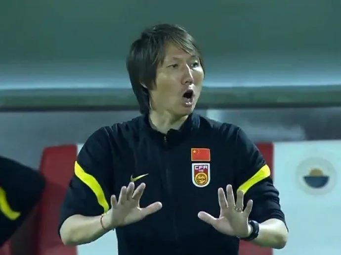 失控的中场，诡异的换人，国富的无奈，国足光速远离2022