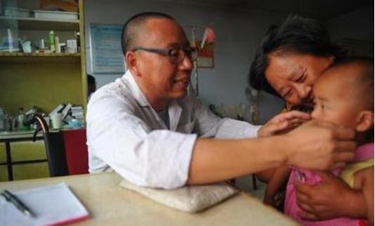 在农村人看来，私人诊所看病除了不能报销，但优点更多