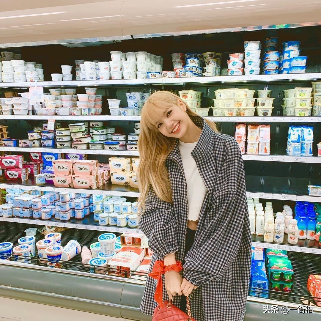 lisa超短裙穿搭,lisa伦敦百褶裙