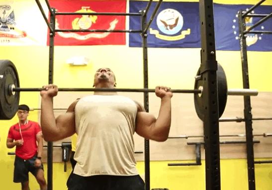 同样是杠铃推举，站姿比坐姿强在哪里？这几个要点让动作安全高效