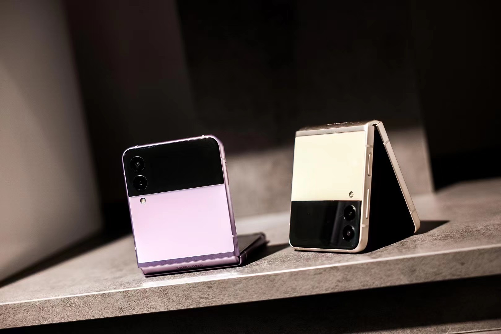 三星galaxyzfold35g外观设计,三星GalaxyZFlip35G折叠手机