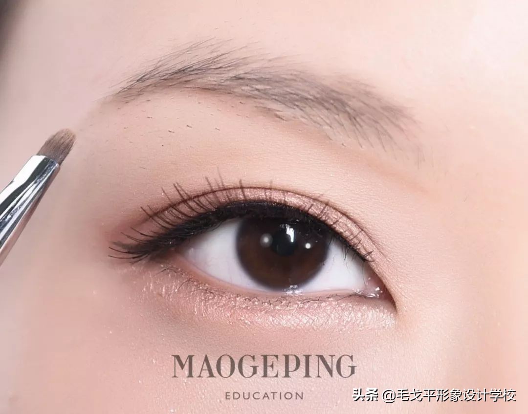 圆脸女生怎样化妆才能显得好看,圆脸怎么化妆显脸小淡妆