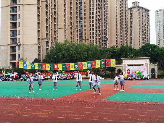 披着五彩盛装，唱响我的祖国，天府师大一中运动会，燃了