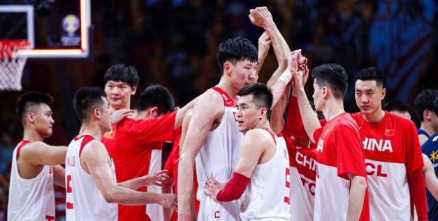 足球记者质疑男篮不专业，篮协主席不该乱管？却忘了姚明另3身份