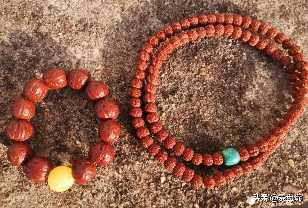 纯手盘玩一年的核桃,文玩手盘和机刷哪个值钱