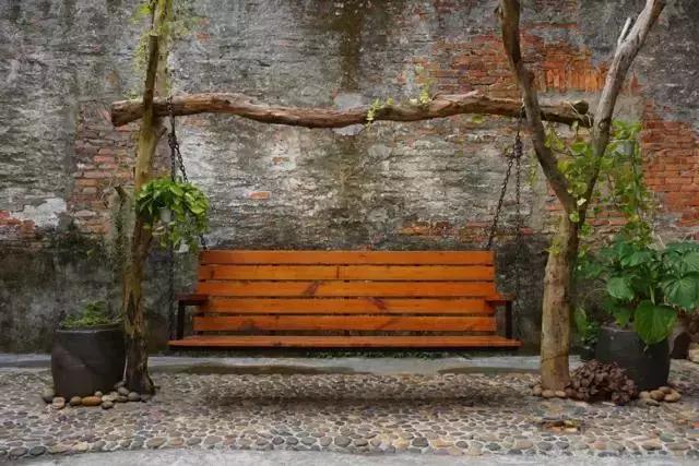 放弃世界顶尖银行工作,他回村当木匠,在废墟上盖出了爆美小院!