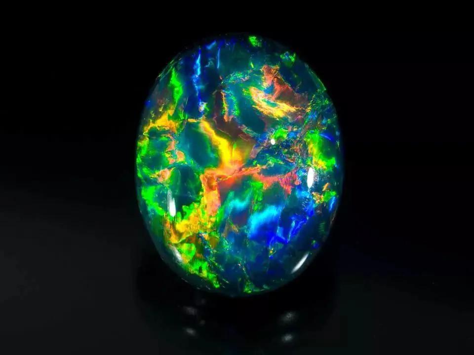 欧泊最好看的宝石,宇宙宝石欧泊