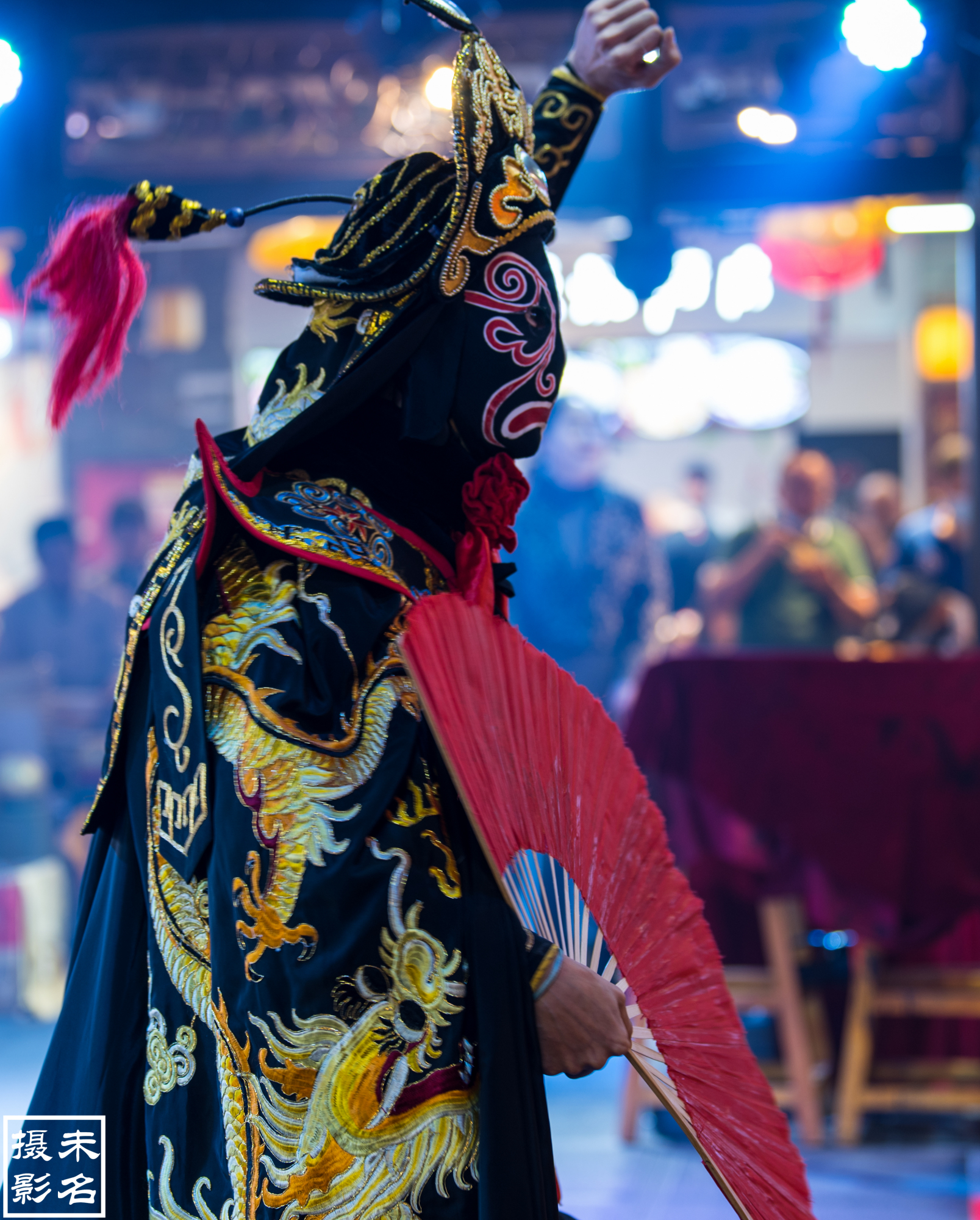 逛历史街区白象街，搭重庆最古老的电梯，游山城最繁华的美食夜市