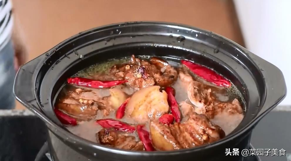 农村传统炖猪脚，详细的方法步骤，出锅真香，3斤猪脚不够吃