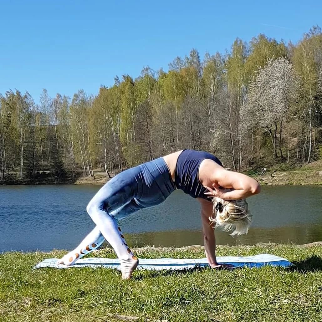 赵雅芝黑色裙穿搭,赵雅芝黑色大衣内搭