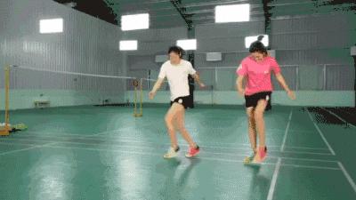 打羽毛球前热身动作防止膝盖受伤,跑步前保护膝盖热身运动视频